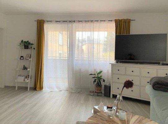 Wohnraum mit Blick zum Balkon