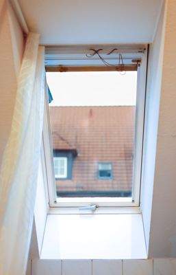 Großflächiges Badfenster