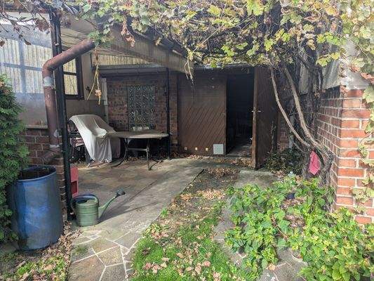 Schuppen mit Terasse.jpg