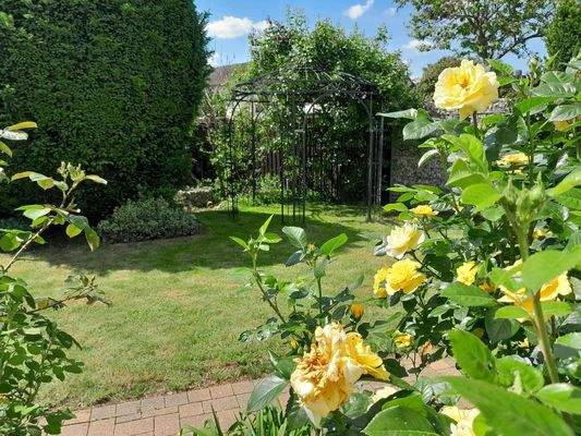 Garten mit Rosenpavillon
