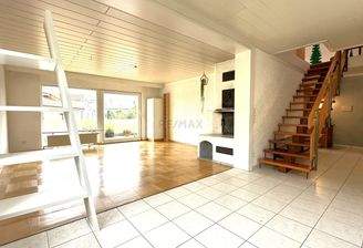 Essbereich mit Blick ins Wohnzimmer