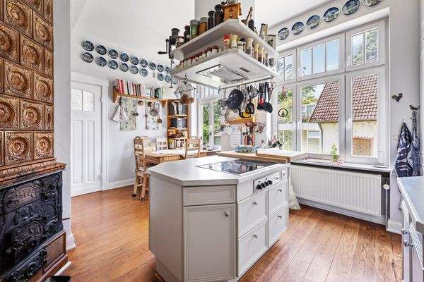 mit Kochinsel und Kachelofen