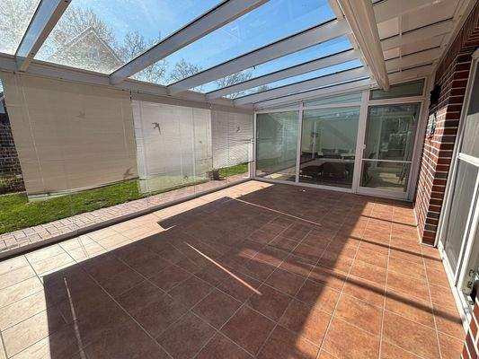 Sommergarten mit elektrischer Markise