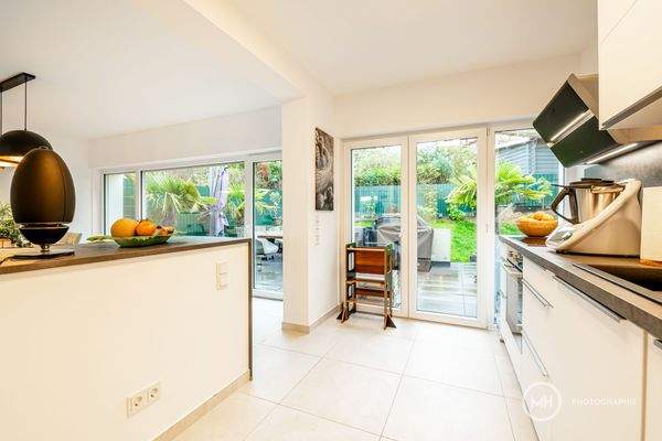 Küche mit Zugang zur Terrasse