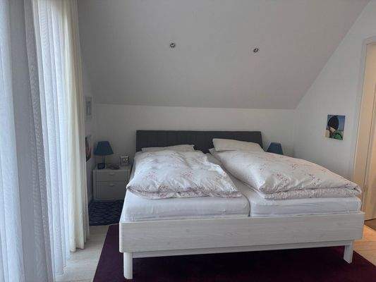 Elternschlafzimmer  mit Zugang Bad 1. OG