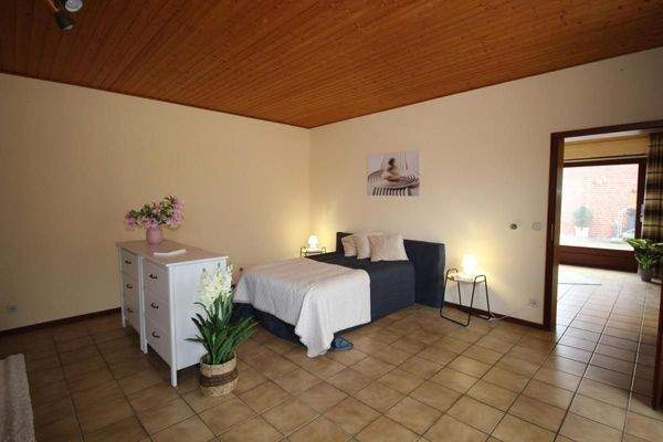 großer Wohn- und Schlafbereich