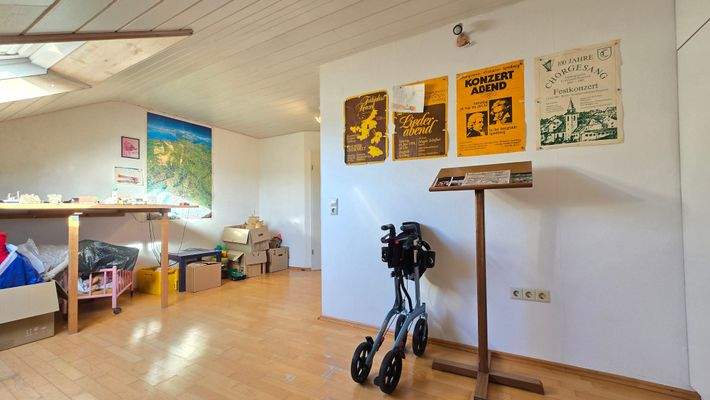 Zwei Räume mit Dachfenster