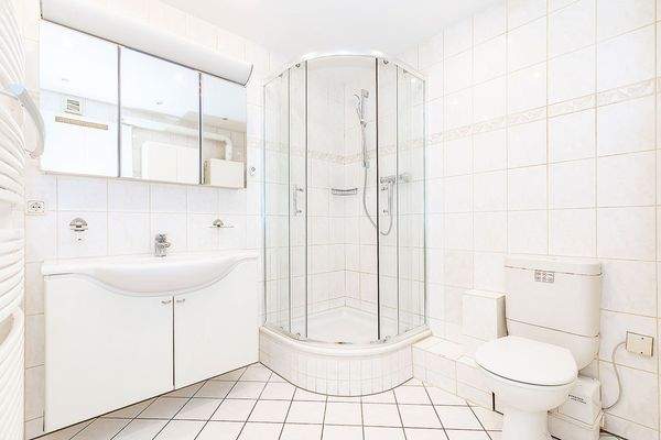 Gefliestes Duschbadezimmer