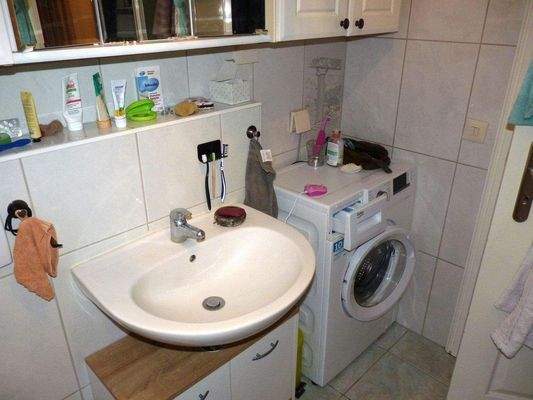 Tageslichtbad mit Wanne und Dusche