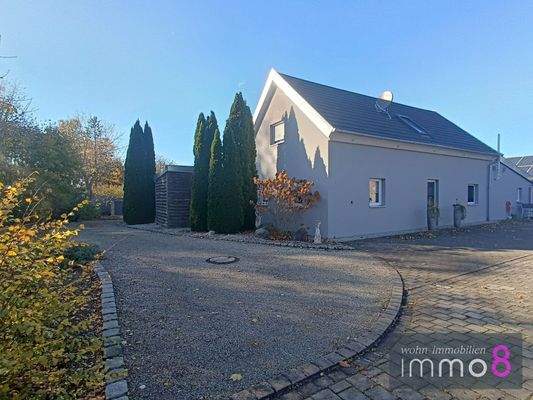 Weg zu Garten und den Garagen