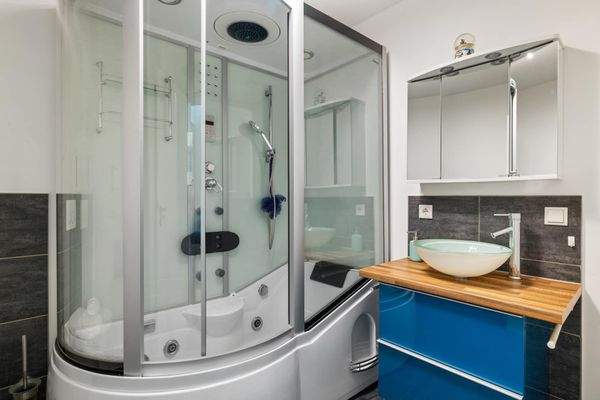 Badezimmer mit Erlebnis-Duschbad OG (innenliegend)