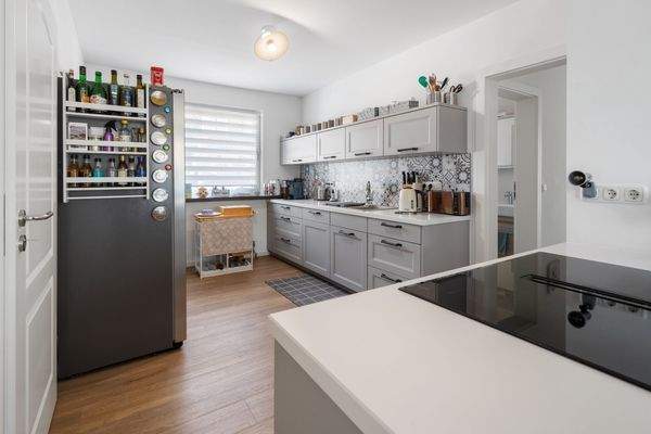 Moderne Küche mit Kochinsel