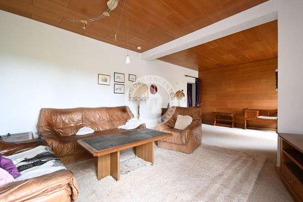 Haus RECHTS - Wohnen (Blick 2)