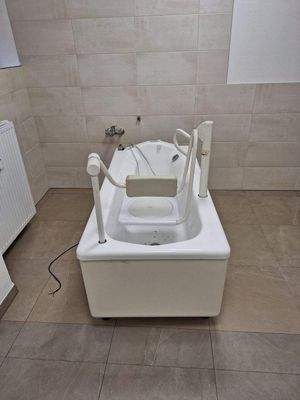 Pflegebad mit Lifter.jpg
