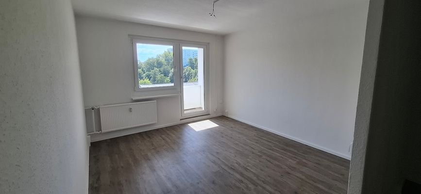 Wohnzimmer mit Balkon