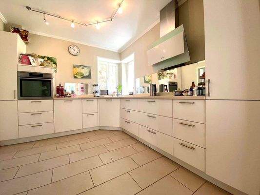 Küche mit Eckfenster.jpg