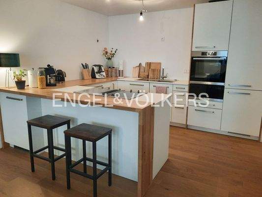 Umfassend ausgestattet mit Grillplatte und Abzug