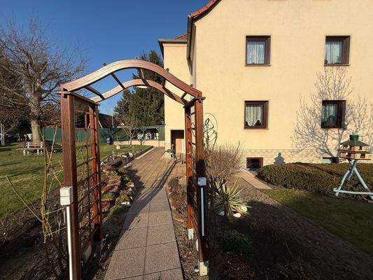 Garten mit Blick zur Haustür