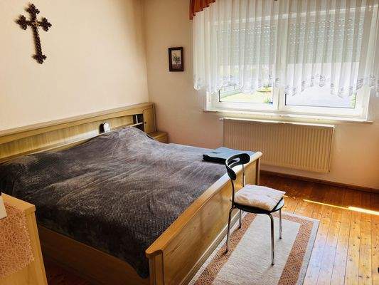 Schlafzimmer mit Holzdielenboden (EG)