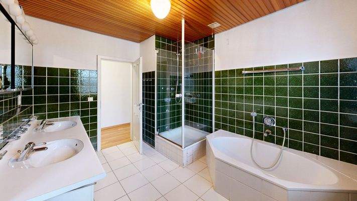 Badezimmer mit Dusche und Badewanne