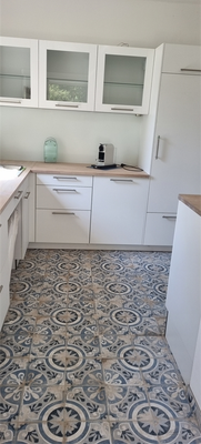 Küche mit zwei Zugängen