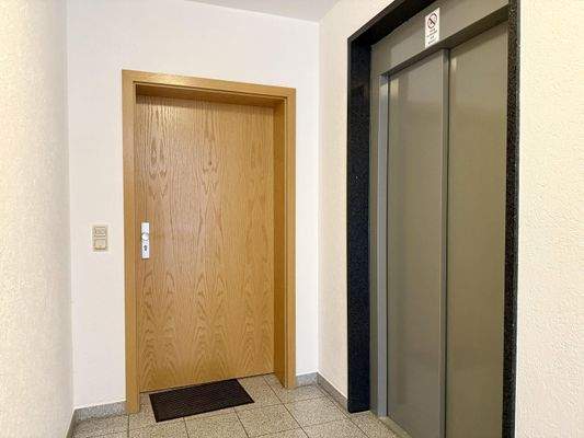 Eingangstür mit Aufzug