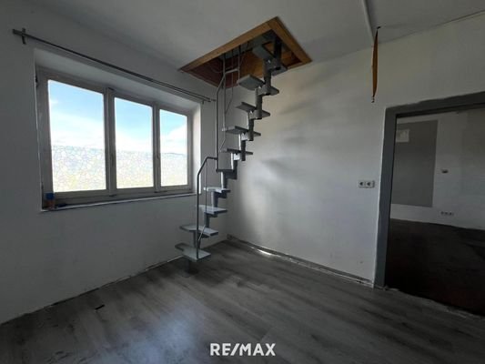 Zimmer EG mit Treppenaufgang OG