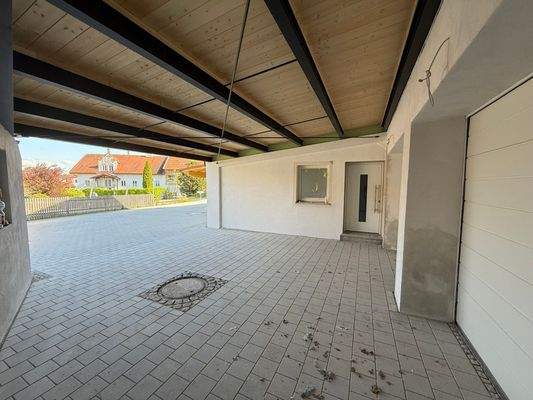 überdachter Vorraum zur Garage