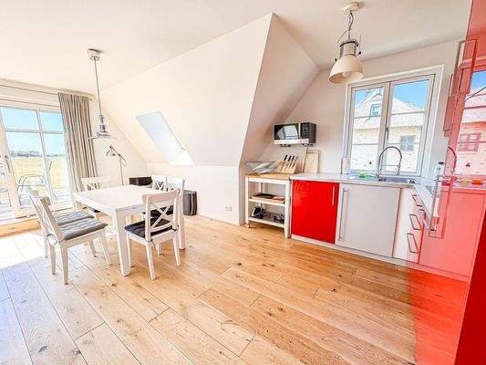 Ebenso mit offenem Koch-Wohnbereich