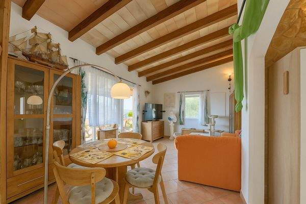 Küchenblick in Ess- und Wohnraum