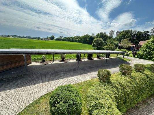 Viele Parkflächen im Carport mit PV-Anlage