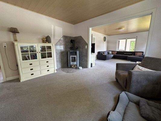 9 Wohnzimmer mit Kaminofen.jpg