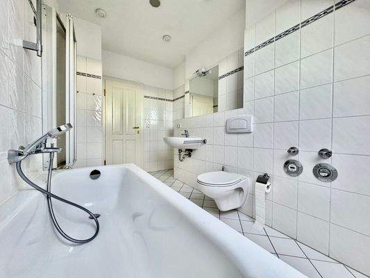 Badezimmer mit Badewanne