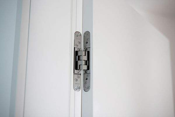 Hochwertige Türbänder