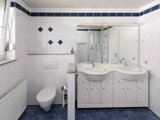 Badezimmer mit Doppelwaschbecken