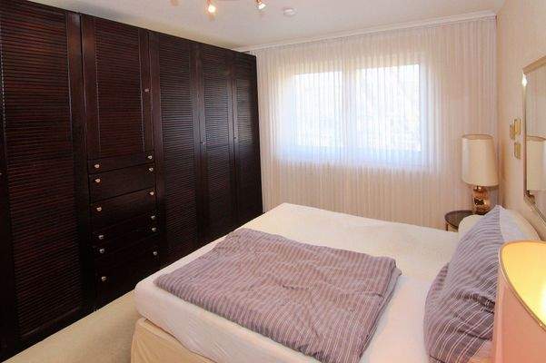 Großzügiges Schlafzimmer