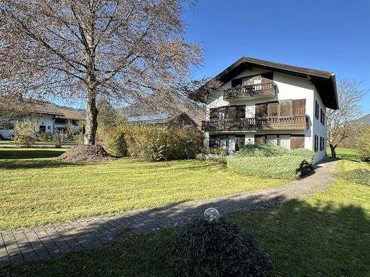 Grundstücksbereich (Fläche vor Nachbarbestand)