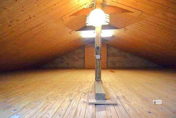 Großer gedämmter Dachboden