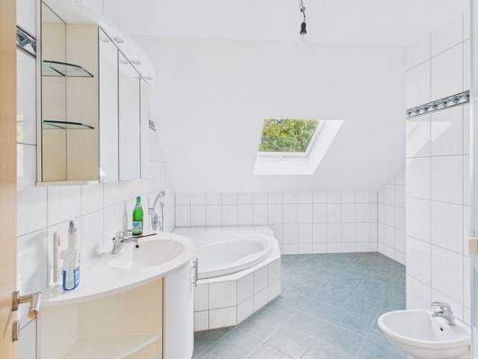 Hauptbad mit Dusche und Wanne 