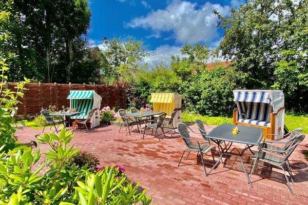 Terrasse mit eigenem Strandkorb im Sommer