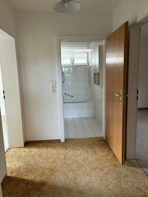 Flur mit Blick ins Badezimmer