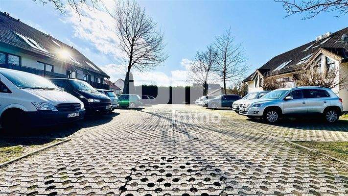 Parkflächen vor dem Gebäude