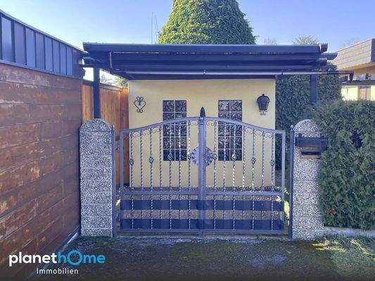 Zufahrt-Carport-Geraeteraum