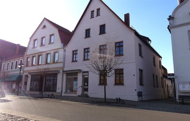 Straßenansicht links