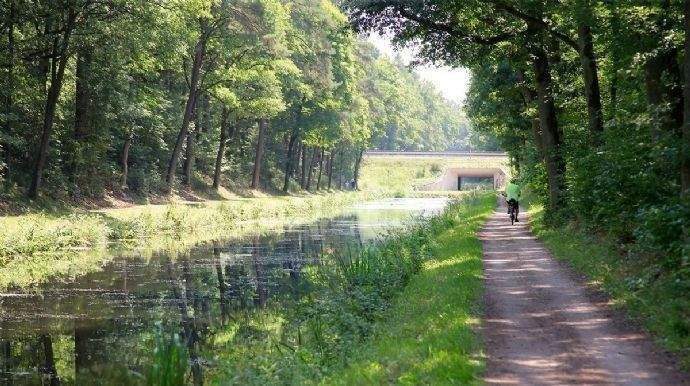 nahegelegener, alter Kanal