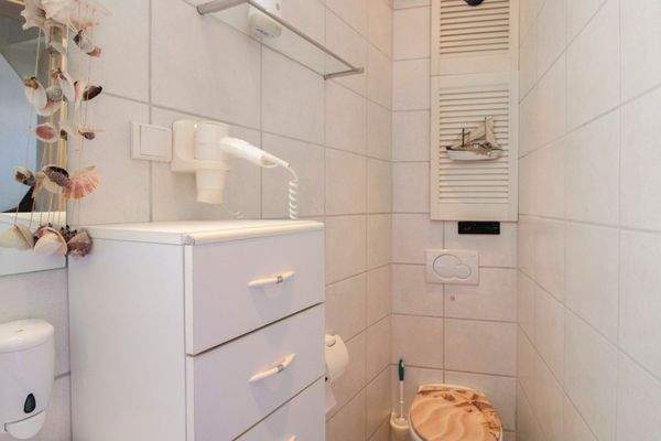 Bad mit Dusche im OG