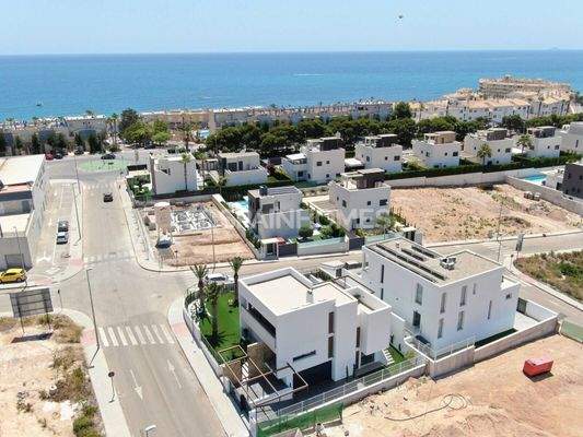4-Bedroom Detached Properties Close to Beach in Orihuela