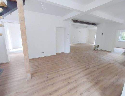 Offenenes Wohnzimmer und Nebenräume