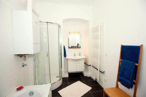 Badezimmer mit Dusche und Wanne