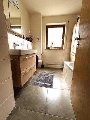 OG Bad mit Wanne und Tageslicht.jpg